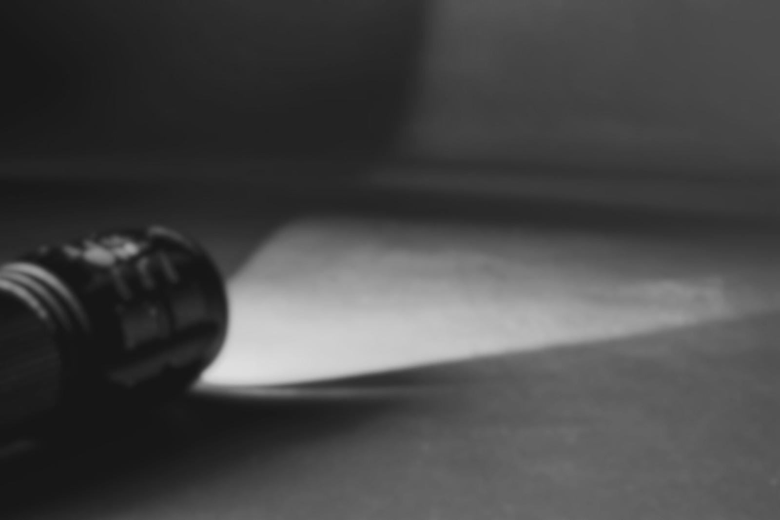 Zaklamp die op de grond ligt