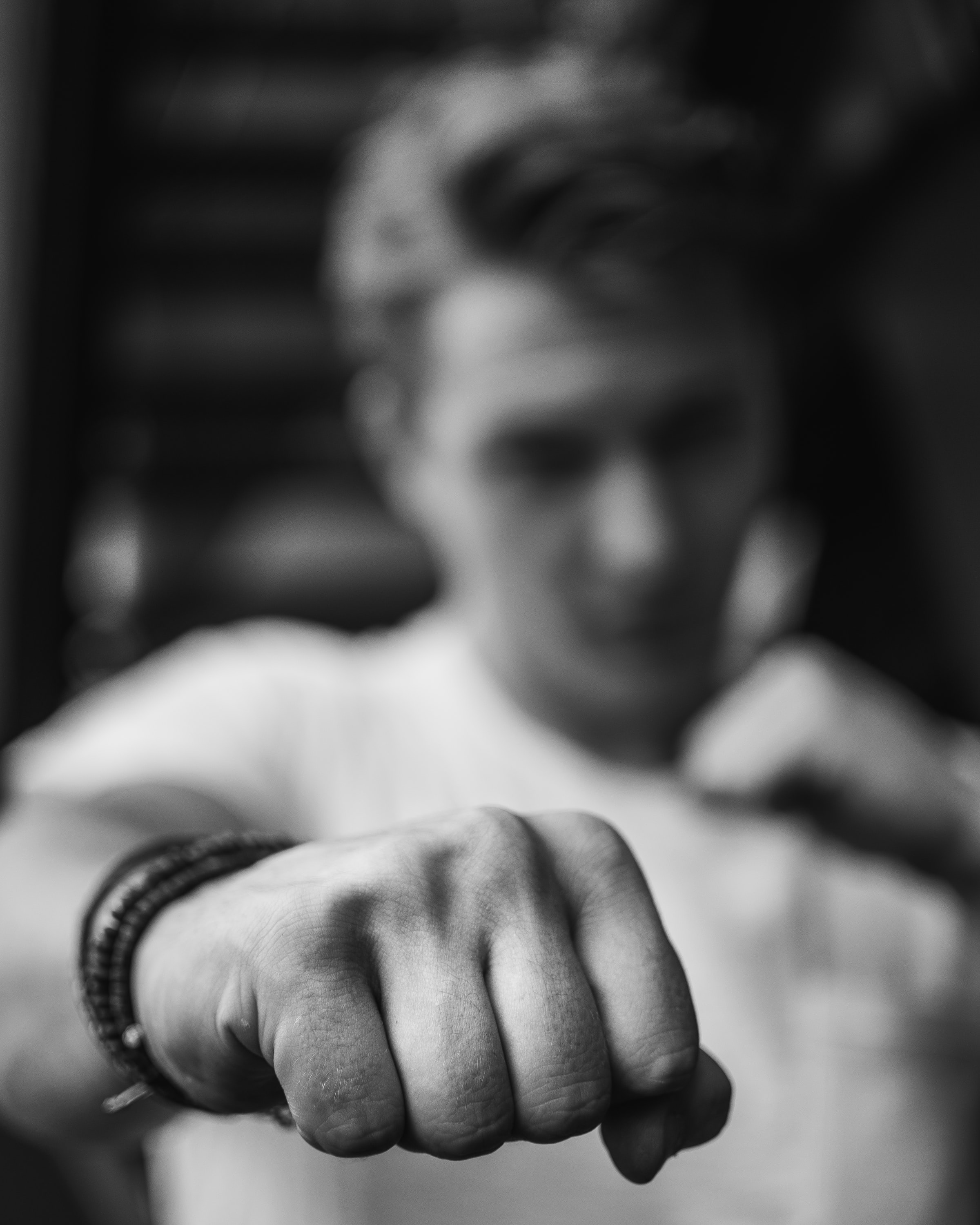 Man die zijn vuist uitsteekt om te slaan